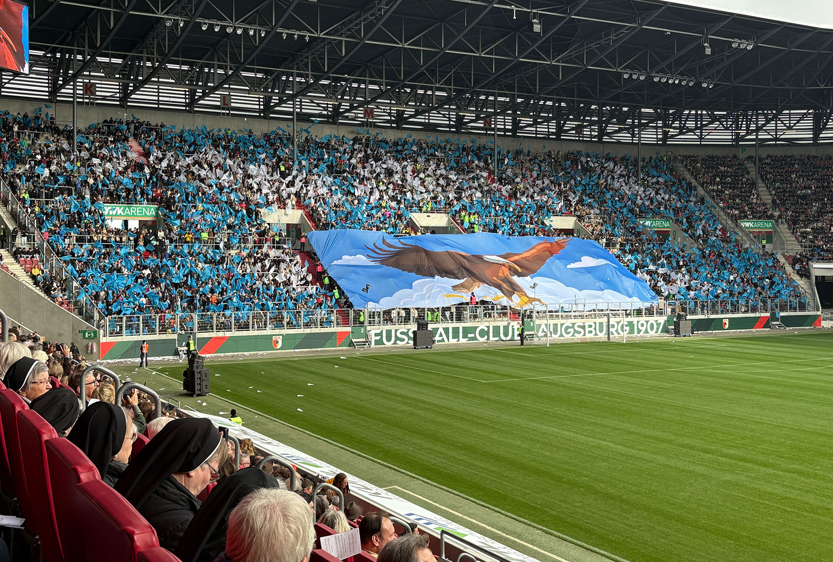 Das St. Ulrichswerk beim 50-jährigen Jubiläum des Schulwerks in der WWK ARENA Augsburg.