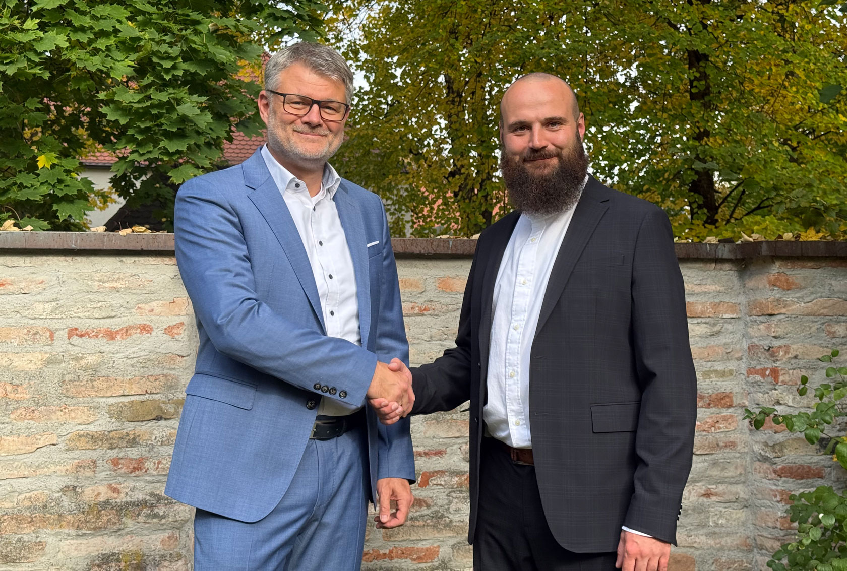 Geschäftsführer Mario Höll (links) und Bereichsleiter Tino Höfer freuen sich auf die Zusammenarbeit.
