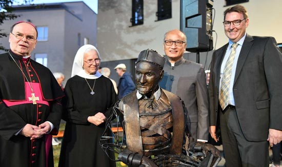 Bischof Dr. Bertram Meier, Generaloberin Sr. M. Reinholda Rast, Künstler Lau Kwok Hung und Stiftungsvorstand Markus Buhmann freuen sich über die gelungene Statue des Hl. Vinzenz von Paul. Foto: Ulrich Bobinger/pba